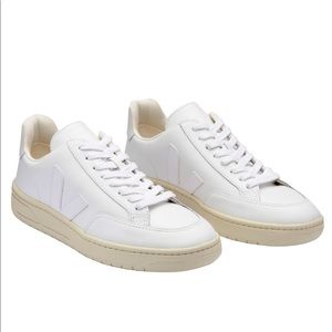 Veja size 37 US 6 V12 classic court sneaker